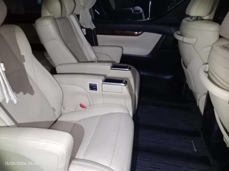 Foto Mobil Bekas Kabin Belakang Toyota Alphard 2.5 G tahun 2020