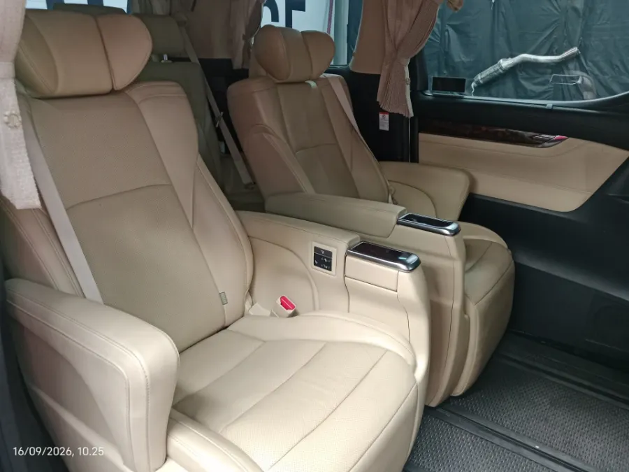 Foto Mobil Bekas Kabin Belakang Toyota Alphard 2.5 G tahun 2020