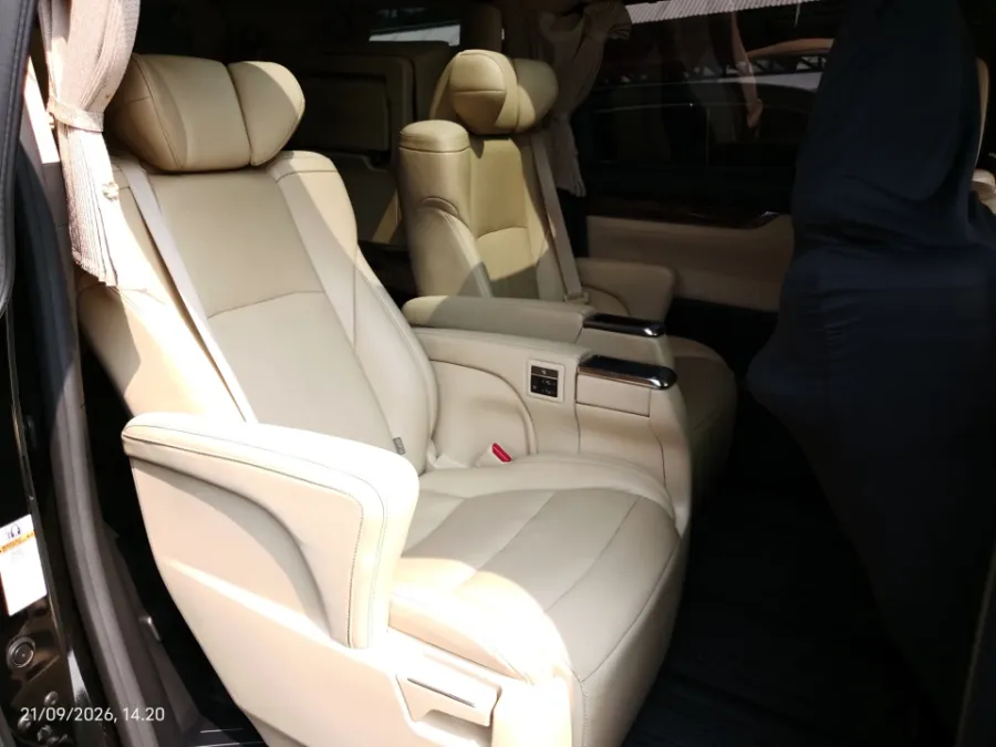Foto Mobil Bekas Kabin Belakang Toyota Alphard 2.5 G tahun 2020