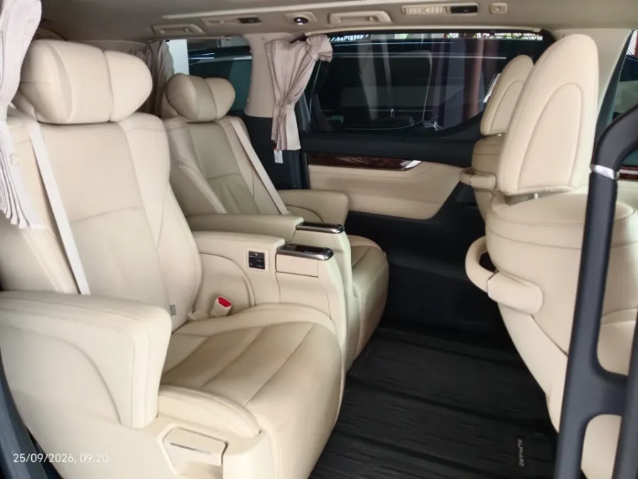 Foto Mobil Bekas Kabin Belakang Toyota Alphard 2.5 G tahun 2020