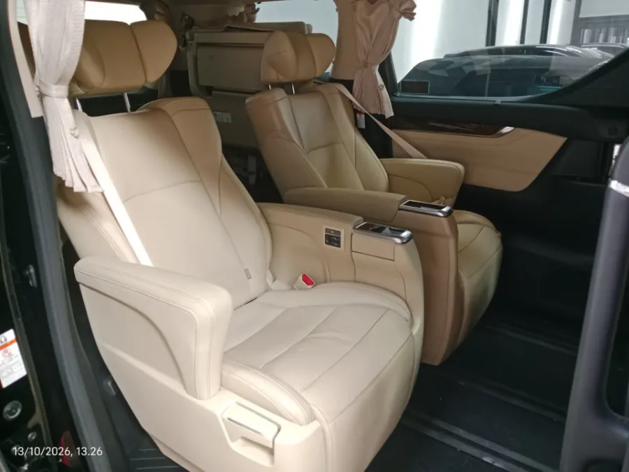 Foto Mobil Bekas Kabin Belakang Toyota Alphard 2.5 G tahun 2020