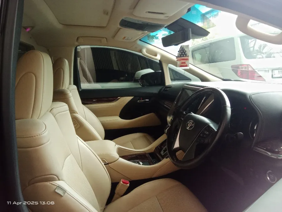 Foto Mobil Bekas Kabin Depan Toyota Alphard 2.5 G tahun 2020