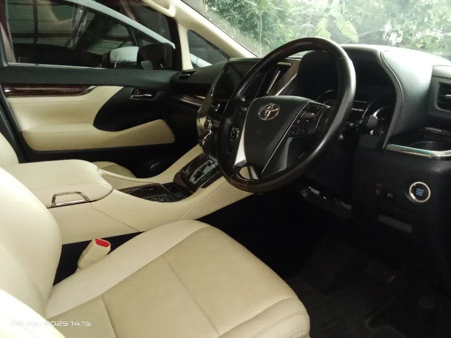 Foto Mobil Bekas Kabin Depan Toyota Alphard 2.5 G tahun 2020