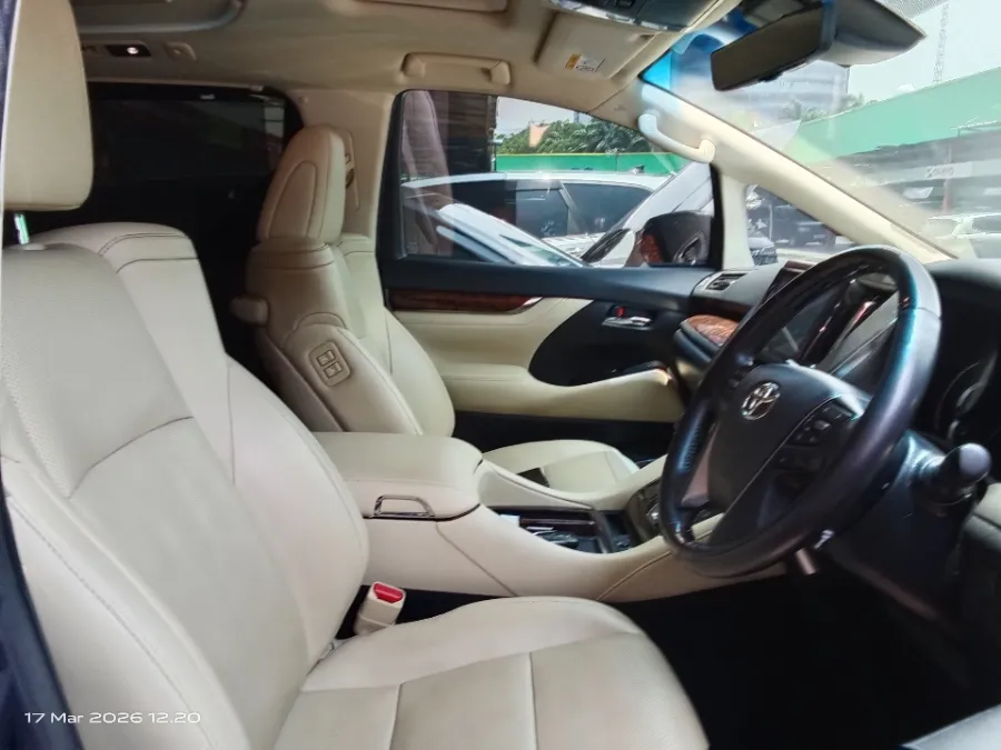 Foto Mobil Bekas Kabin Depan Toyota Alphard 2.5 G tahun 2020