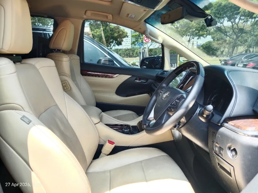 Foto Mobil Bekas Kabin Depan Toyota Alphard 2.5 G tahun 2020