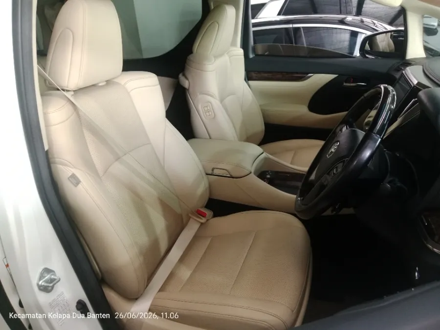 Foto Mobil Bekas Kabin Depan Toyota Alphard 2.5 G tahun 2020