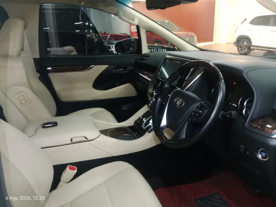 Foto Mobil Bekas Kabin Depan Toyota Alphard 2.5 G tahun 2020