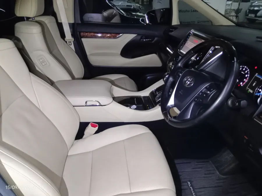 Foto Mobil Bekas Kabin Depan Toyota Alphard 2.5 G tahun 2020