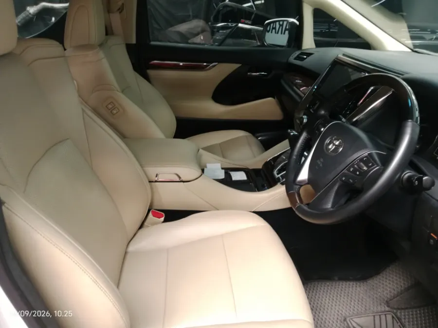 Foto Mobil Bekas Kabin Depan Toyota Alphard 2.5 G tahun 2020