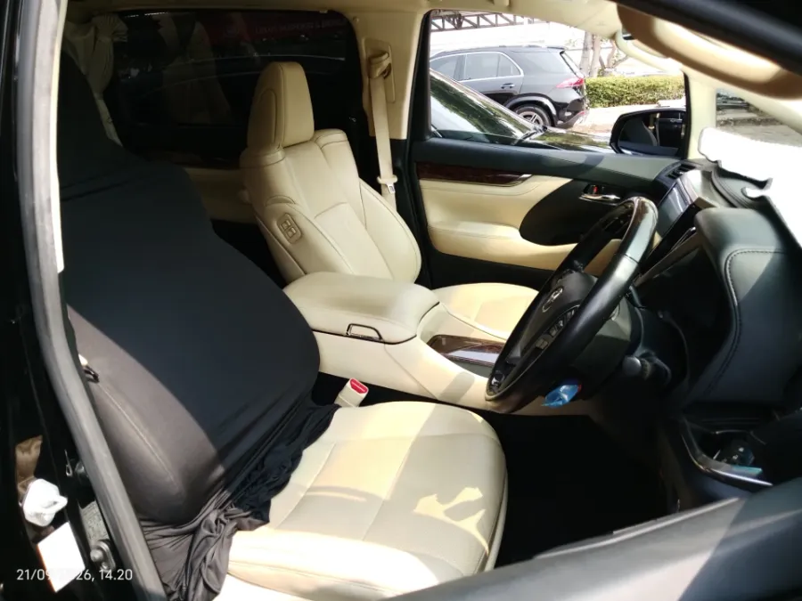 Foto Mobil Bekas Kabin Depan Toyota Alphard 2.5 G tahun 2020