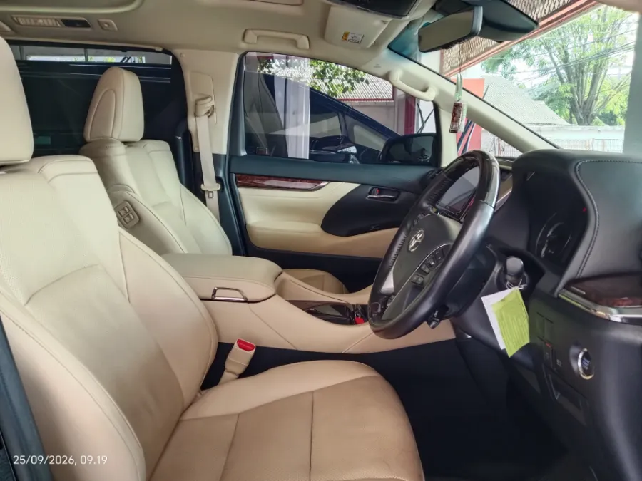Foto Mobil Bekas Kabin Depan Toyota Alphard 2.5 G tahun 2020