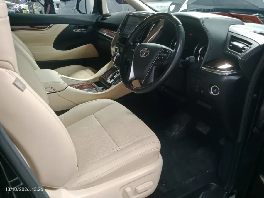 Foto Mobil Bekas Kabin Depan Toyota Alphard 2.5 G tahun 2020