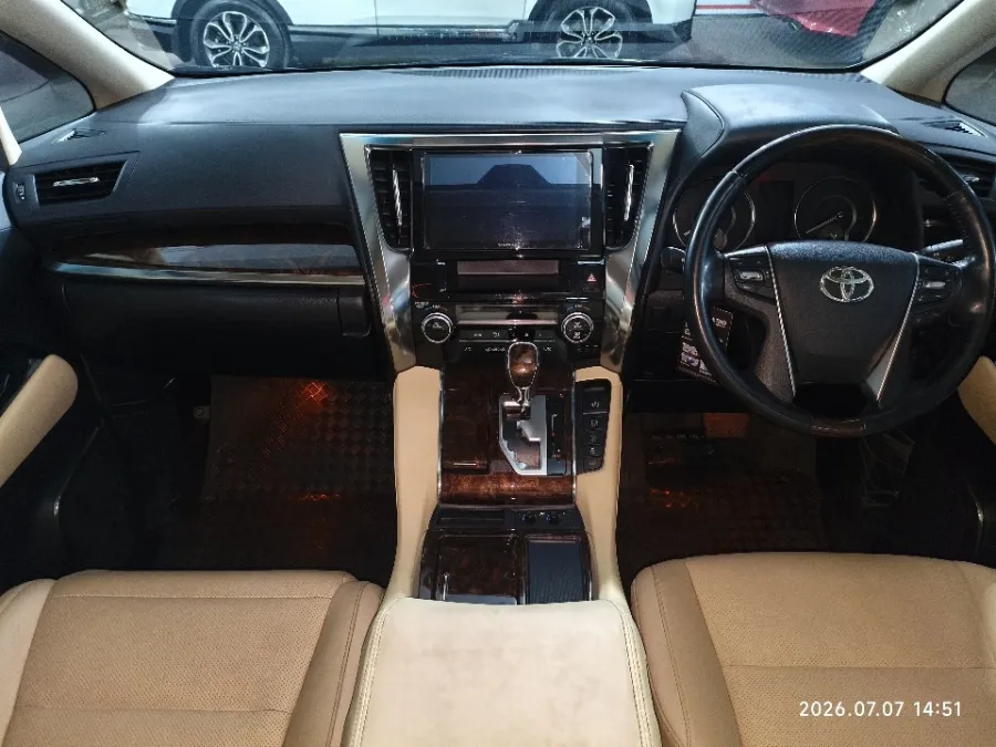 Foto Mobil Bekas Dashboard Toyota Alphard 2.5 G tahun 2021
