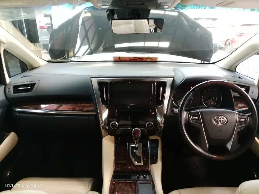 Foto Mobil Bekas Dashboard Toyota Alphard 2.5 G tahun 2021