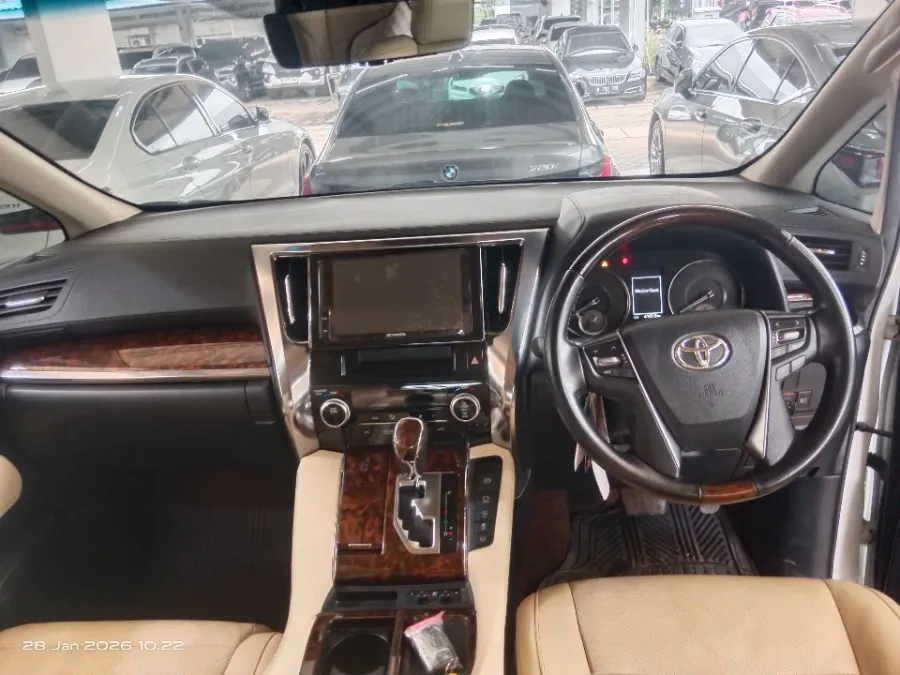 Foto Mobil Bekas Dashboard Toyota Alphard 2.5 G tahun 2021