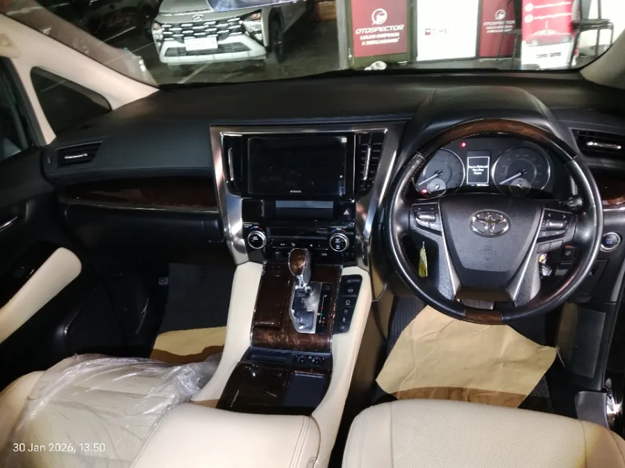 Foto Mobil Bekas Dashboard Toyota Alphard 2.5 G tahun 2021