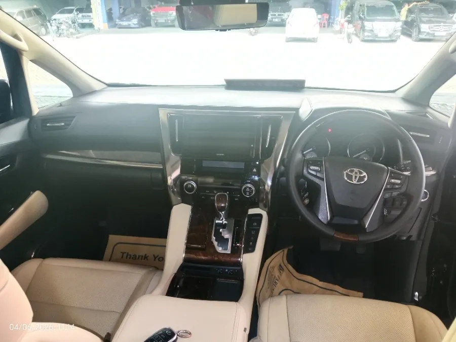 Foto Mobil Bekas Dashboard Toyota Alphard 2.5 G tahun 2021