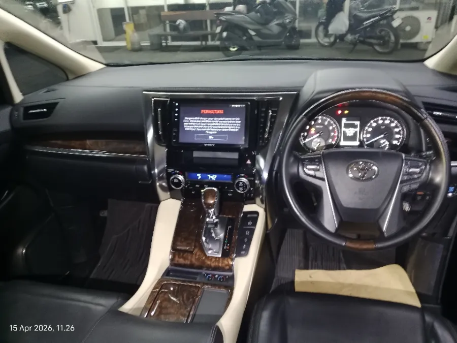 Foto Mobil Bekas Dashboard Toyota Alphard 2.5 G tahun 2021
