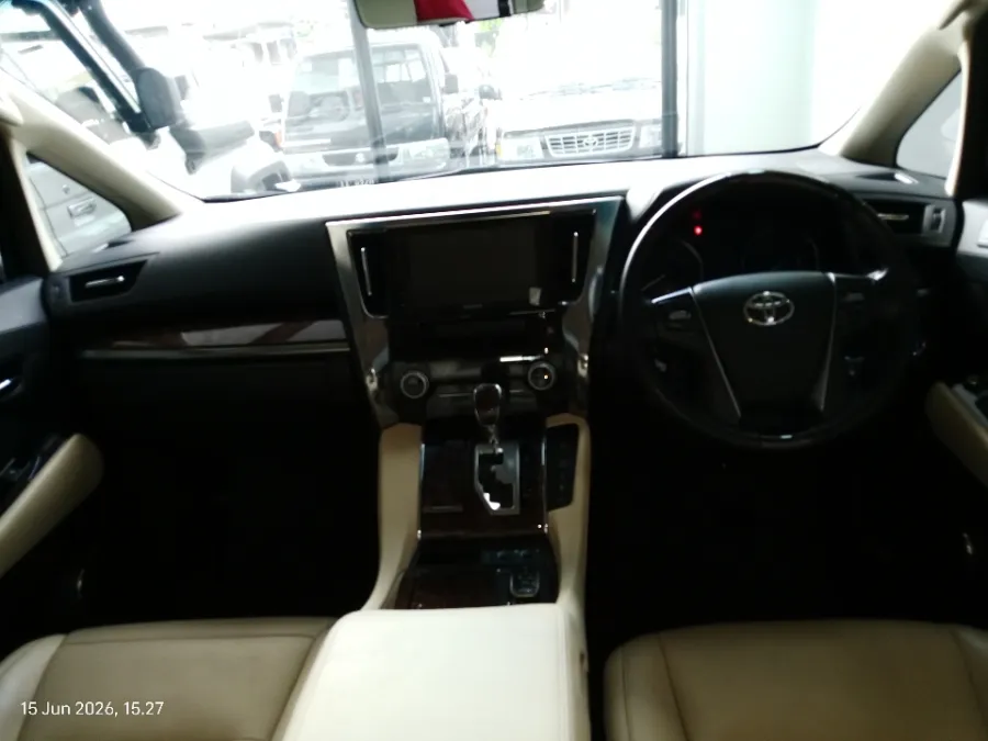 Foto Mobil Bekas Dashboard Toyota Alphard 2.5 G tahun 2021