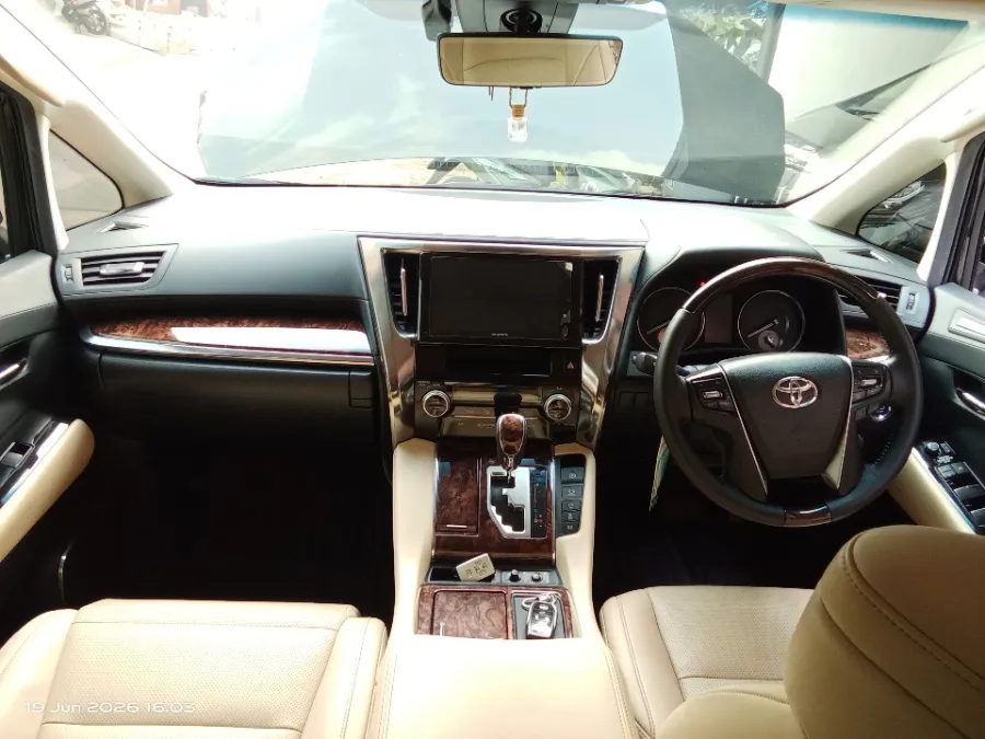 Foto Mobil Bekas Dashboard Toyota Alphard 2.5 G tahun 2021