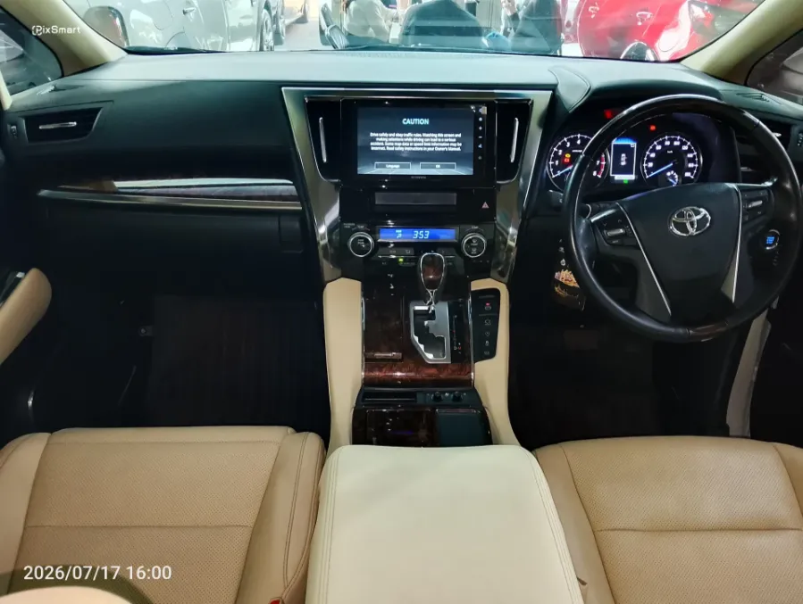 Foto Mobil Bekas Dashboard Toyota Alphard 2.5 G tahun 2021