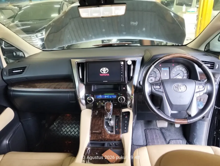 Foto Mobil Bekas Dashboard Toyota Alphard 2.5 G tahun 2021