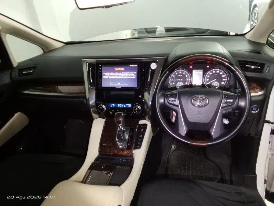 Foto Mobil Bekas Dashboard Toyota Alphard 2.5 G tahun 2021