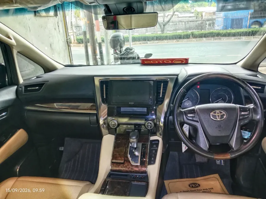 Foto Mobil Bekas Dashboard Toyota Alphard 2.5 G tahun 2021