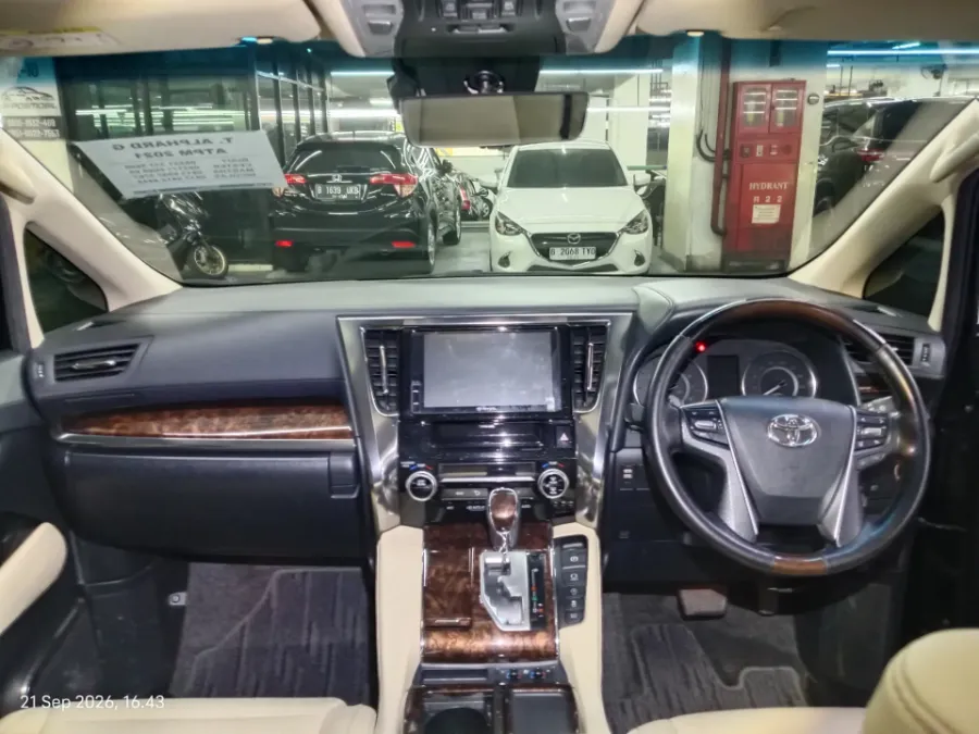 Foto Mobil Bekas Dashboard Toyota Alphard 2.5 G tahun 2021