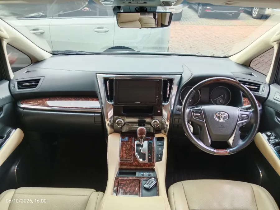 Foto Mobil Bekas Dashboard Toyota Alphard 2.5 G tahun 2021