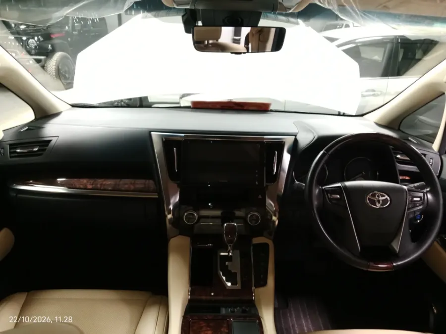 Foto Mobil Bekas Dashboard Toyota Alphard 2.5 G tahun 2021