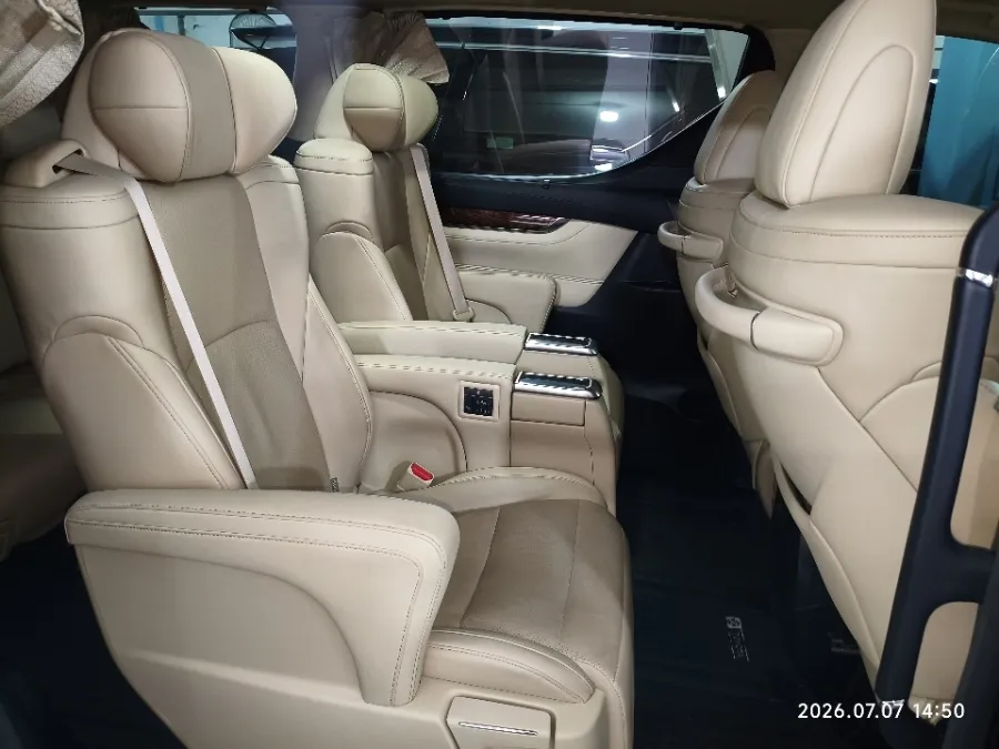 Foto Mobil Bekas Kabin Belakang Toyota Alphard 2.5 G tahun 2021