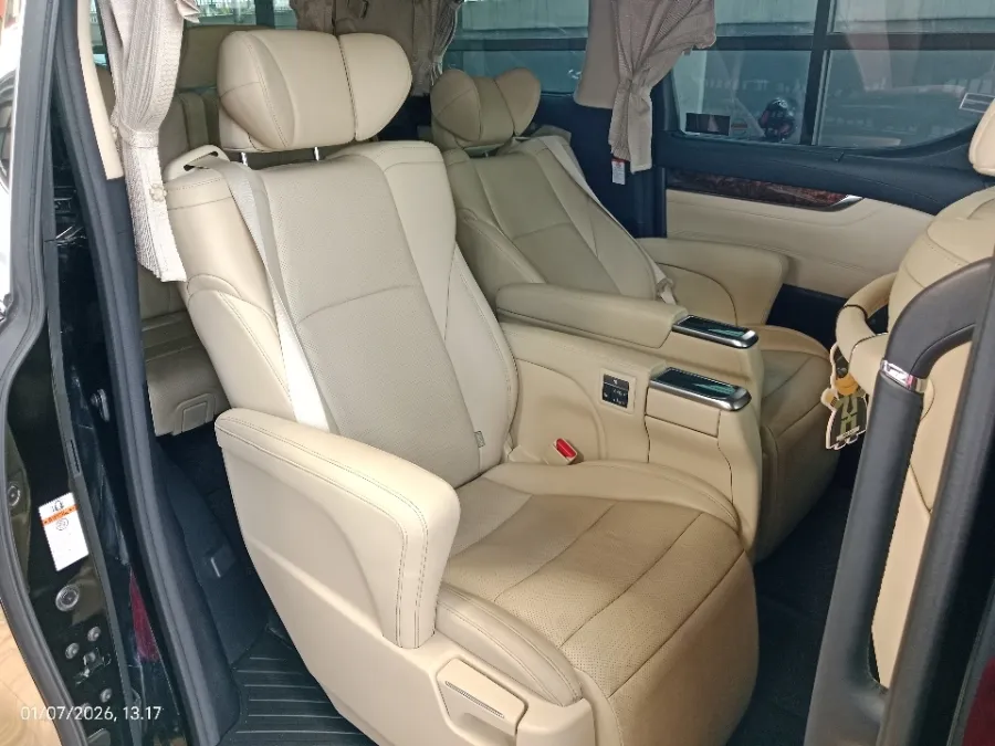 Foto Mobil Bekas Kabin Belakang Toyota Alphard 2.5 G tahun 2021