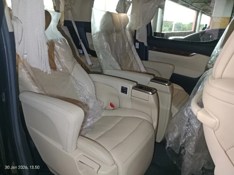 Foto Mobil Bekas Kabin Belakang Toyota Alphard 2.5 G tahun 2021