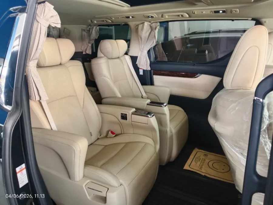 Foto Mobil Bekas Kabin Belakang Toyota Alphard 2.5 G tahun 2021