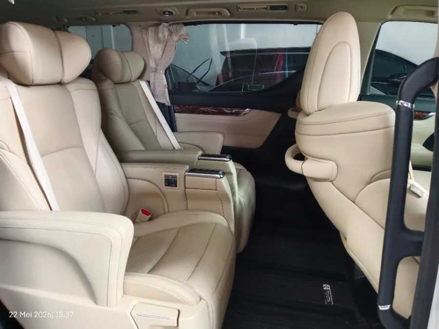 Foto Mobil Bekas Kabin Belakang Toyota Alphard 2.5 G tahun 2021