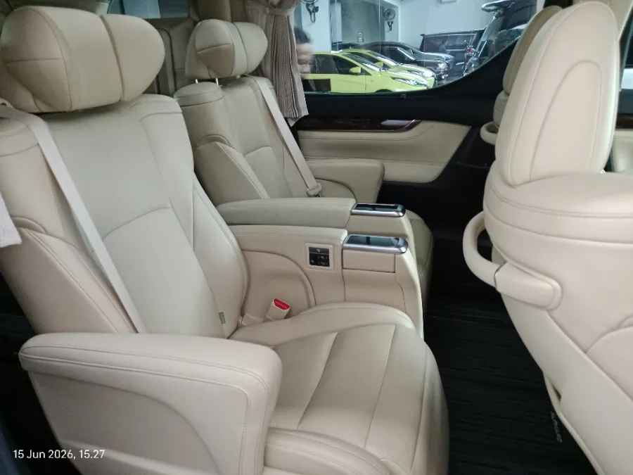 Foto Mobil Bekas Kabin Belakang Toyota Alphard 2.5 G tahun 2021