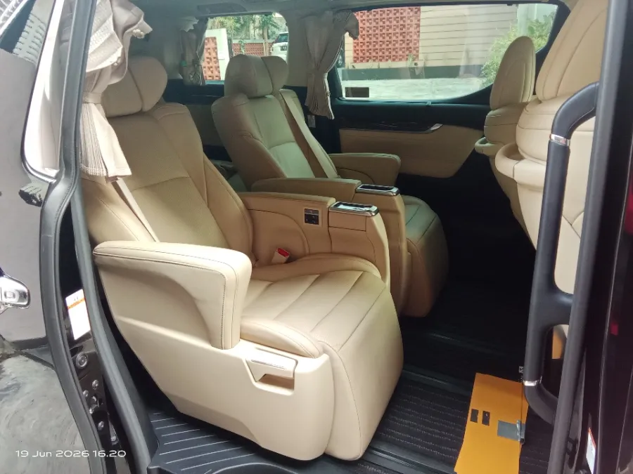 Foto Mobil Bekas Kabin Belakang Toyota Alphard 2.5 G tahun 2021