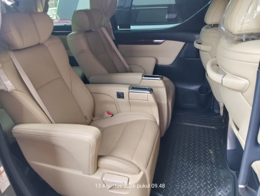 Foto Mobil Bekas Kabin Belakang Toyota Alphard 2.5 G tahun 2021