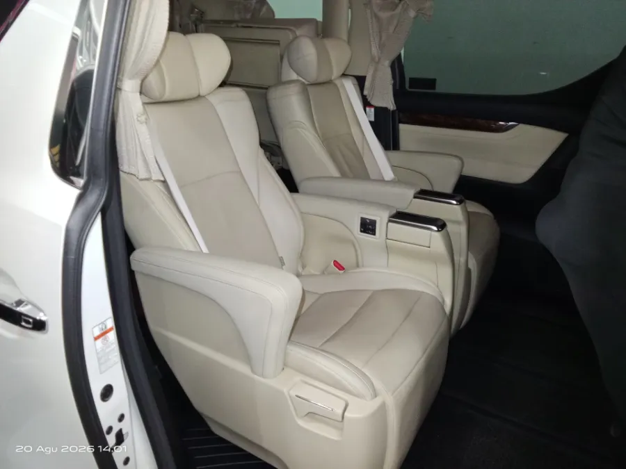 Foto Mobil Bekas Kabin Belakang Toyota Alphard 2.5 G tahun 2021