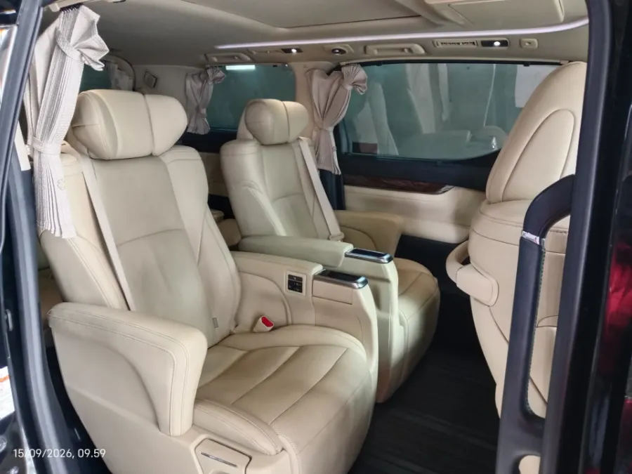 Foto Mobil Bekas Kabin Belakang Toyota Alphard 2.5 G tahun 2021