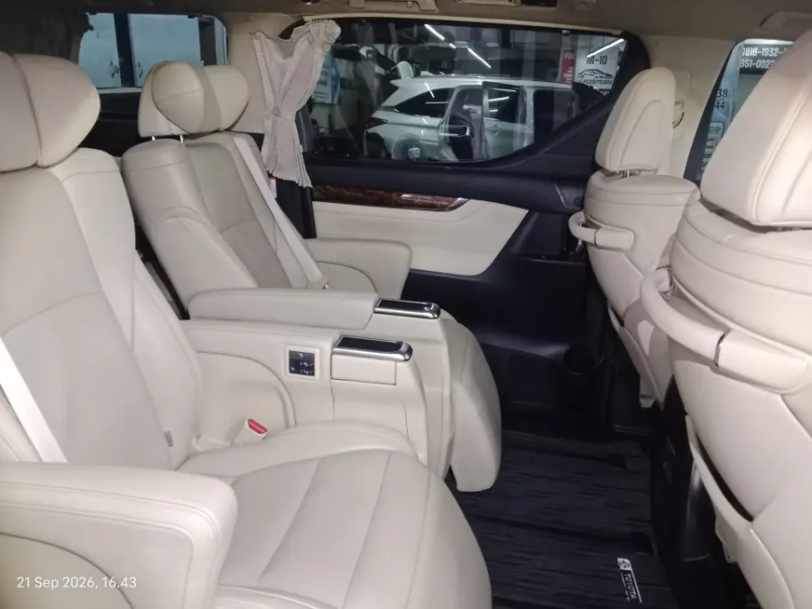 Foto Mobil Bekas Kabin Belakang Toyota Alphard 2.5 G tahun 2021
