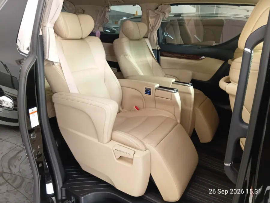Foto Mobil Bekas Kabin Belakang Toyota Alphard 2.5 G tahun 2021