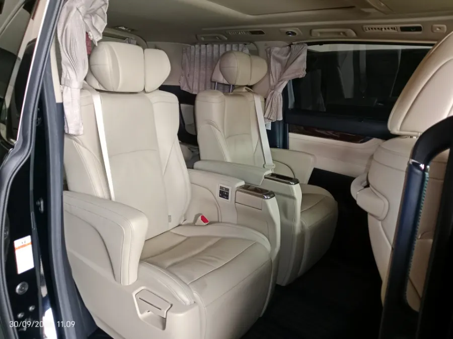 Foto Mobil Bekas Kabin Belakang Toyota Alphard 2.5 G tahun 2021