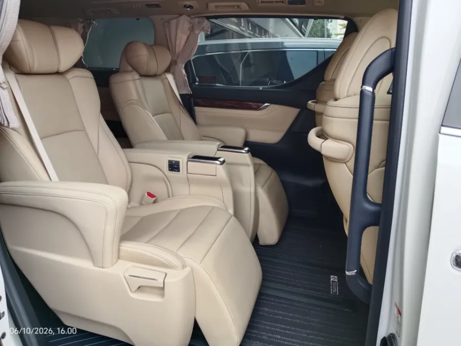 Foto Mobil Bekas Kabin Belakang Toyota Alphard 2.5 G tahun 2021