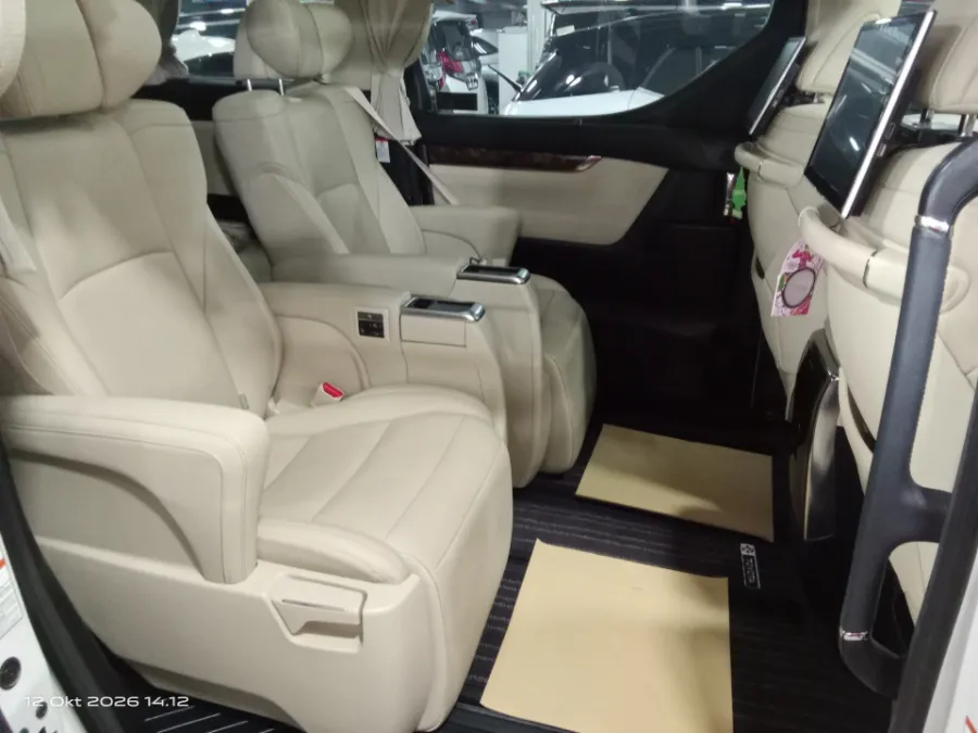 Foto Mobil Bekas Kabin Belakang Toyota Alphard 2.5 G tahun 2021