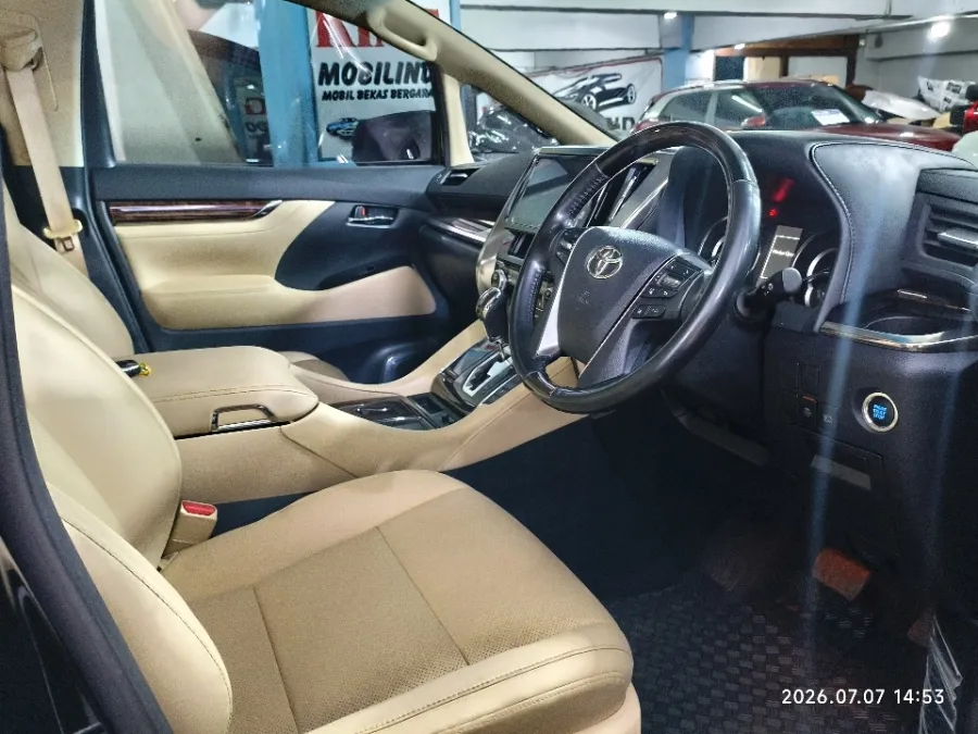 Foto Mobil Bekas Kabin Depan Toyota Alphard 2.5 G tahun 2021