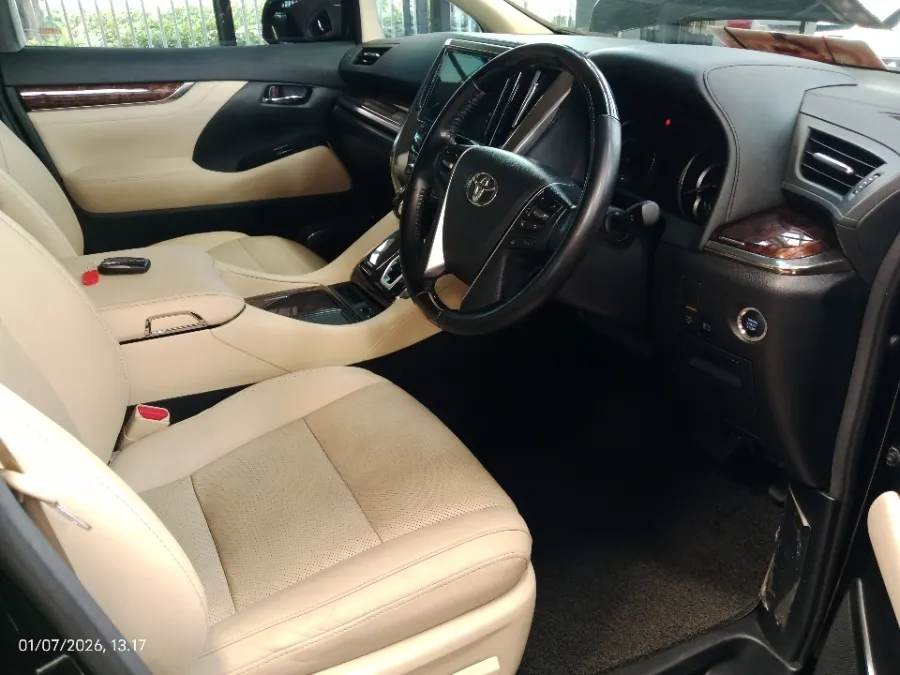 Foto Mobil Bekas Kabin Depan Toyota Alphard 2.5 G tahun 2021
