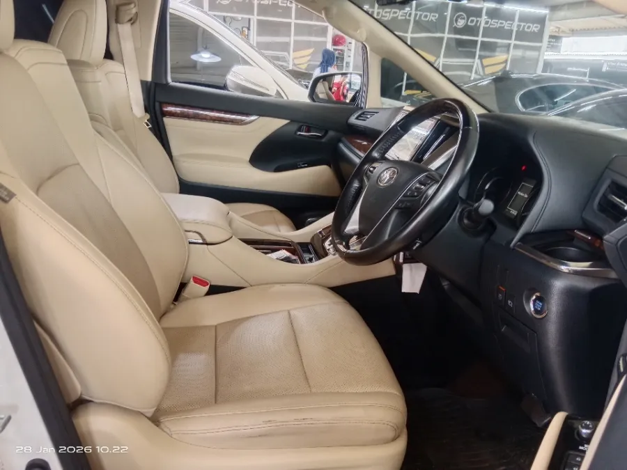 Foto Mobil Bekas Kabin Depan Toyota Alphard 2.5 G tahun 2021