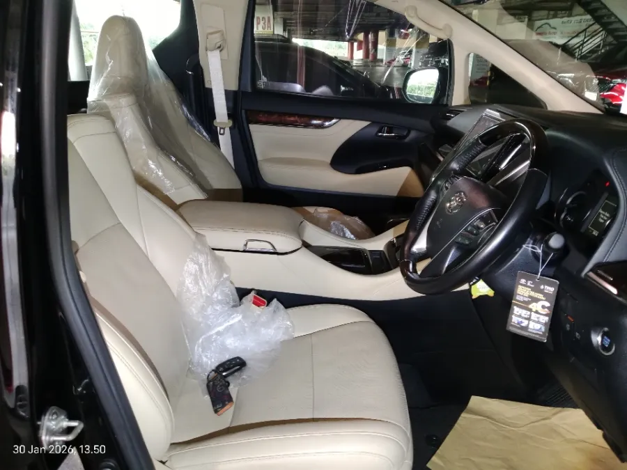 Foto Mobil Bekas Kabin Depan Toyota Alphard 2.5 G tahun 2021